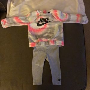 Nike BabyGirl 12 Months Sweatshirt with pants.